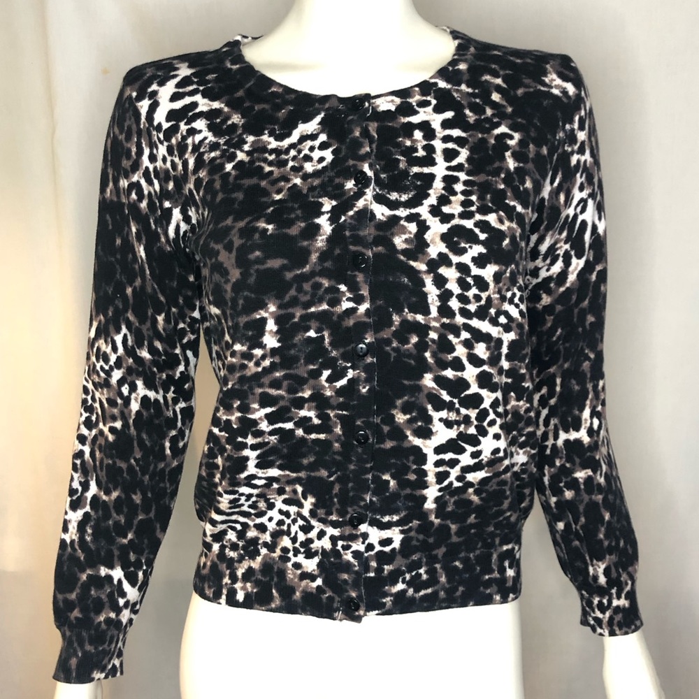 H&M leopard print woman’s long sleeve button up cardigan size medium